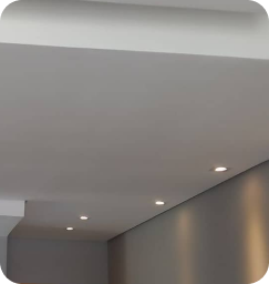 Ambiente com forro em gesso e iluminação embutida